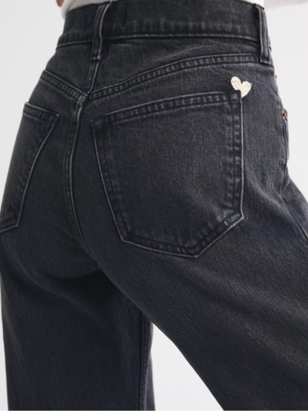 Abercrombie & Fitch High Rise 90s Relaxed Heart Embroidered Jean - 32 SHORT